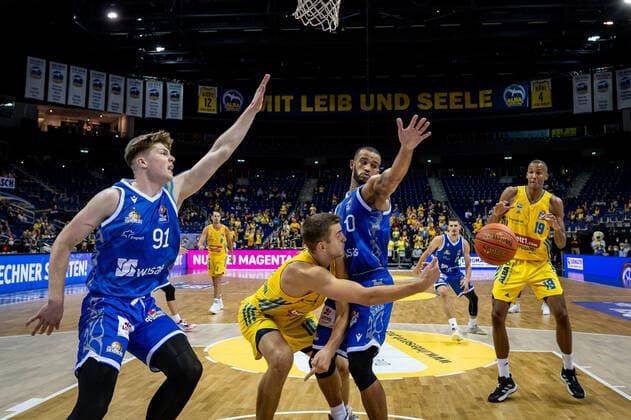 Basketball Berlin 28.09.2021 Saison 2021 2022 1. Bundesliga easyCredit BBL Alba Berlin - Skyliners Frankfurt Tim Schneider (Alba Berlin, No.10) passt auf Louis Olinde (Alba Berlin, No.19) Rasheed Moore (Frankfurt, No.20) Alexander Richardson (Frankfurt, No.91)