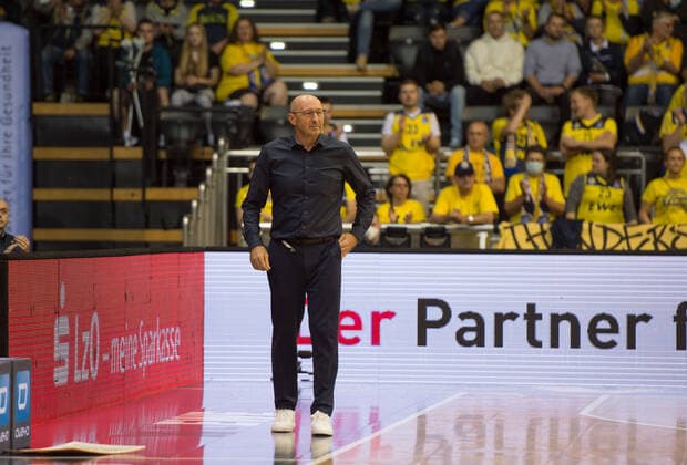 GER, Basketball, EWE Baskets Oldenburg vs Hakro Merlins Crailsheim 25.09.2021, EWE Arena, Oldenburg, GER, easy Credit-BBL, EWE Baskets Oldenburg vs Hakro Merlins Crailsheim, im Bild Mladen DRIJENCIC ( EWE Baskets Oldenburg Head-Coach Trainer )