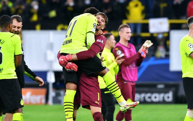 Bilder des Jahres 2021, Sport 09 September Sport Themen der Woche KW39 Sport Bilder des Tages Fussball, UEFA Champions League, Herren, Saison 2021 2022, Gruppe C, 2. Spieltag, Signal Iduna Park Dortmund, Bor. Dortmund (gelb) - Sporting Lissabon (grün) 1:0; Schlussjubel Gregor Kobel (BVB), Donyell Malen (BVB). Jubel, Freude, Aktion. UEFA regulations prohibit any use of photographs as image sequences and or quasi-video. EDITORIAL USE ONLY *** Football, UEFA Champions League, Men, Season 2021 2022, Group C, Matchday 2, Signal Iduna Park Dortmund, Bor Dortmund yellow Sporting Lisbon green 1 0 final cheer Gregor Kobel BVB , Donyell paint BVB cheer, joy, action UEFA regulations prohibit any use of photographs as image sequences and or quasi video EDITORIAL USE ONLY