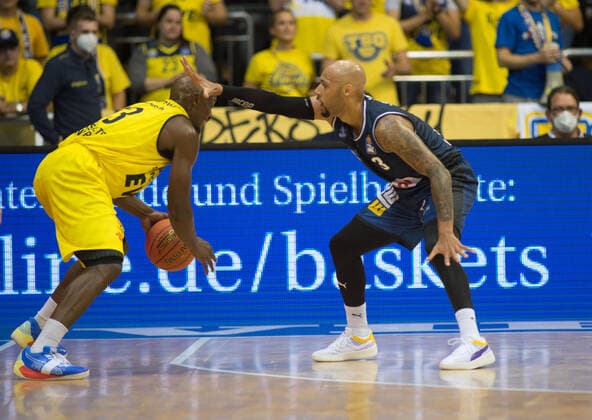 GER, Basketball, EWE Baskets Oldenburg vs Hakro Merlins Crailsheim 25.09.2021, EWE Arena, Oldenburg, GER, easy Credit-BBL, EWE Baskets Oldenburg vs Hakro Merlins Crailsheim, im Bild vorbei Rickey PAULDING ( EWE Baskets Oldenburg 23 ) an Maurice STUCKEY ( Hakro Merlins Crailsheim 3 )