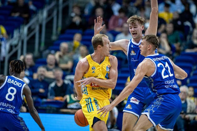 Basketball Berlin 28.09.2021 Saison 2021 2022 1. Bundesliga easyCredit BBL Alba Berlin - Skyliners Frankfurt Luke Sikma (Alba Berlin, No.43) Lorenz Brenneke (Frankfurt, No.21)