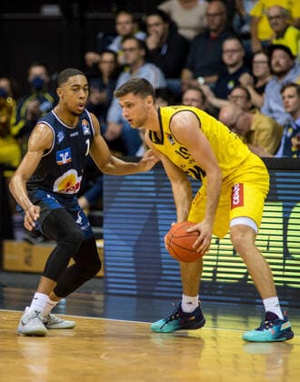 GER, Basketball, EWE Baskets Oldenburg vs Hakro Merlins Crailsheim 25.09.2021, EWE Arena, Oldenburg, GER, easy Credit-BBL, EWE Baskets Oldenburg vs Hakro Merlins Crailsheim, im Bild am Ball Michal MICHALAK ( EWE Baskets Oldenburg 20 ) gegn Jaren LEWIS ( Hakro Merlins Crailsheim 1 )