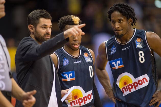 GER, Basketball, EWE Baskets Oldenburg vs Hakro Merlins Crailsheim 25.09.2021, EWE Arena, Oldenburg, GER, easy Credit-BBL, EWE Baskets Oldenburg vs Hakro Merlins Crailsheim, im Bild was der Trainer sagt Sebastian GLEIM ( Hakro Merlins Crailsheim Head-Coach Trainer ) T.J. SHORTS ( Hakro Merlins Crailsheim 0 ) Terrell HARRIS ( Hakro Merlins Crailsheim 8 )