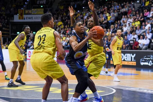 GER, Basketball, EWE Baskets Oldenburg vs Hakro Merlins Crailsheim 25.09.2021, EWE Arena, Oldenburg, GER, easy Credit-BBL, EWE Baskets Oldenburg vs Hakro Merlins Crailsheim, im Bild gegen Zwei Jaren LEWIS ( Hakro Merlins Crailsheim 1 ) TJ HOLYFIELD ( EWE Baskets Oldenburg 22 ) Rickey PAULDING ( EWE Baskets Oldenburg 23 )