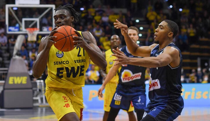 GER, Basketball, EWE Baskets Oldenburg vs Hakro Merlins Crailsheim 25.09.2021, EWE Arena, Oldenburg, GER, easy Credit-BBL, EWE Baskets Oldenburg vs Hakro Merlins Crailsheim, im Bild Tai ODIASE ( EWE Baskets Oldenburg 21 ) Jaren LEWIS ( Hakro Merlins Crailsheim 1 )