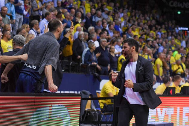 GER, Basketball, EWE Baskets Oldenburg vs Hakro Merlins Crailsheim 25.09.2021, EWE Arena, Oldenburg, GER, easy Credit-BBL, EWE Baskets Oldenburg vs Hakro Merlins Crailsheim, im Bild der Schrei alles muss raus bei Sebastian GLEIM ( Hakro Merlins Crailsheim Head-Coach Trainer )