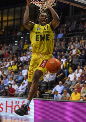 GER, Basketball, EWE Baskets Oldenburg vs Hakro Merlins Crailsheim 25.09.2021, EWE Arena, Oldenburg, GER, easy Credit-BBL, EWE Baskets Oldenburg vs Hakro Merlins Crailsheim, im Bild Dunking von Tai ODIASE ( EWE Baskets Oldenburg 21 )