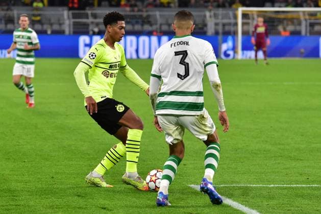 28.09.2021, xbrx, Fussball UEFA Champions League, Borussia Dortmund - Sporting Lissabon emspor, v.l. Dribbling, dribbelt mit dem Ball, fuehrt den Ball, Zweikampf, Bellingham, Jude (22 - Borussia Dortmund), Feddal, Zouhair (3 - Sporting Lissabon) Dortmund