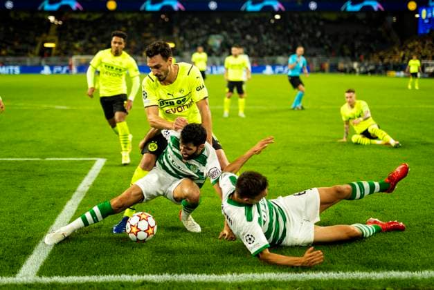 Mats Hummels (BVB) gegen Luis Neto und Joao Palhinha (Lissabon) Borussia Dortmund - Sporting Club Lissabon 28.09.2021, Fussball; UEFA Champions League, Saison 2021 22 Foto: Moritz Müller