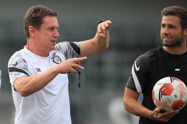 SOCCER - UEFA EL, Sturm vs Eindhoven GRAZ,AUSTRIA,29.SEP.21 - SOCCER - UEFA Europa League, group stage, SK Sturm Graz vs PSV Eindhoven, preview, training Sturm. Image shows assistant coach Uwe Hoelzl and Andreas Kuen (Sturm).  GEPAxpictures xMarioxBuehner