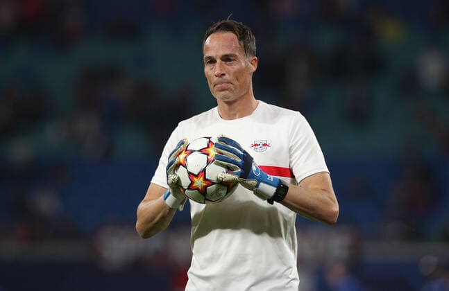 Torwarttrainer Frederik Gößling Aktion Oberkoerper Oberkörper Fußball Fussball UEFA Championsleague CL Herren Saison 2021 2022 28.09.2021 RasenBallsport RB Leipzig RBL vs. FC Brügge DFL regulations prohibit any use of photographs as image sequences and or quasi-video.