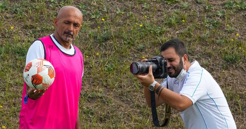 6661690 29.09.2021 Napoli?s head coach Luciano Spalletti holds a ball as he attends a training session ahead of the Europa League soccer match against Spartak Moscow, at SSC Napoli Konami Training Center, Italy. Alexander Vilf Sputnik Italy Soccer Europa League Napoli Training  c729e8408c7876a5