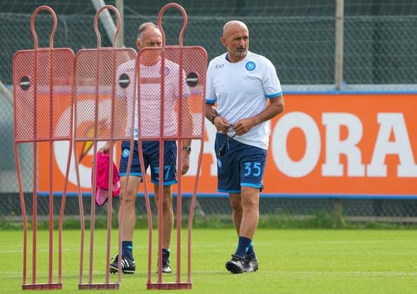 6661697 29.09.2021 Napoli?s head coach Luciano Spalletti, right, attends a training session ahead of the Europa League soccer match against Spartak Moscow, at SSC Napoli Konami Training Center, Italy. Alexander Vilf Sputnik Italy Soccer Europa League Napoli Training  8b554305f9b5bc1c