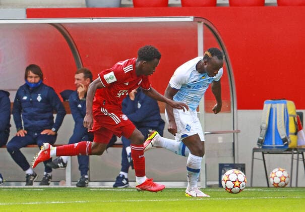 7 Mamin Sanyang (FCB-AJ) rot, gegen Samba Diallo (Kiew-AJ) Fussball UEFA Youth League U19 A-Junioren FC Bayern Muenchen A-J -Dynamo Kiew A-J Campus am 29.09.21 FOTO: Mladen Lackovic LakoPress *** 7 Mamin Sanyang FCB AJ red, against Samba Diallo Kiev AJ Football UEFA Youth League U19 A Juniors FC Bayern Muenchen A J Dynamo Kiev A J Campus on 29 09 21 PHOTO Mladen Lackovic LakoPress