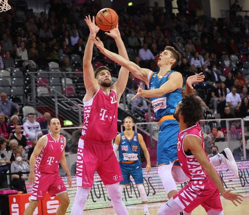 Kratzer (TB Bonn 21) und Philipps (Ratiopharm Ulm 10), Telekom Baskets Bonn vs. Ratiopharm Ulm, Basketball, 1. Easy Credit- Bundesliga, 2. Spieltag, 29.09.2021, Telekom Baskets Bonn vs. Ratiopharm Ulm, Basketball, 1. Easy Credit- Bundesliga, 2. Spieltag, 29.09.2021, Foto: EIBNER Joerg Niebergall Bonn Copyright: xJoergxNiebergall Eibner-Pressefox EP_JNL