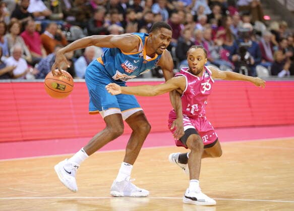Parker Jackson-Cartwright Telekom Baskets Bonn vs. Semaj Christon ratiopharm Ulm easyCredit BBL 1. Bundesliga , Saison 2021 2022 , Hauptrunde 2. Spieltag
