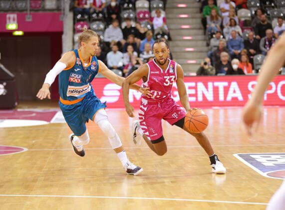 Parker Jackson-Cartwright Telekom Baskets Bonn vs. Thomas Klepeisz ratiopharm Ulm easyCredit BBL 1. Bundesliga , Saison 2021 2022 , Hauptrunde 2. Spieltag