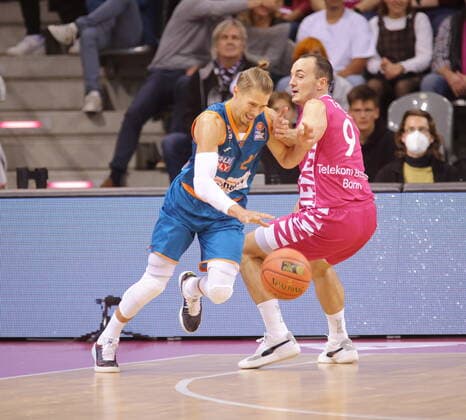 Karsten Tadda Telekom Baskets Bonn vs. Thomas Klepeisz ratiopharm Ulm easyCredit BBL 1. Bundesliga , Saison 2021 2022 , Hauptrunde 2. Spieltag