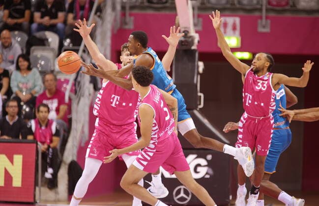 Telekom Baskets Bonn vs. Semaj Christon ratiopharm Ulm easyCredit BBL 1. Bundesliga , Saison 2021 2022 , Hauptrunde 2. Spieltag