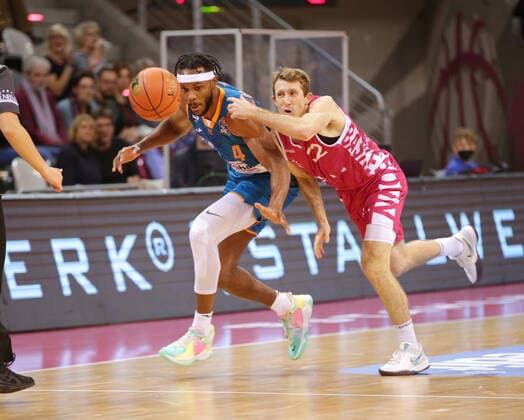 Skyler Bowlin Telekom Baskets Bonn vs. Jaron Blossomgame ratiopharm Ulm easyCredit BBL 1. Bundesliga , Saison 2021 2022 , Hauptrunde 2. Spieltag