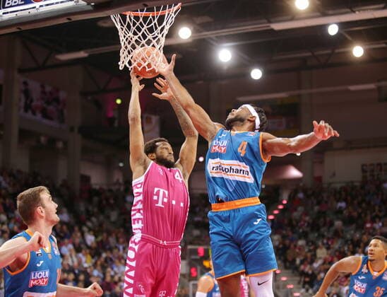 Justin Gorham Telekom Baskets Bonn vs. Jaron Blossomgame ratiopharm Ulm easyCredit BBL 1. Bundesliga , Saison 2021 2022 , Hauptrunde 2. Spieltag