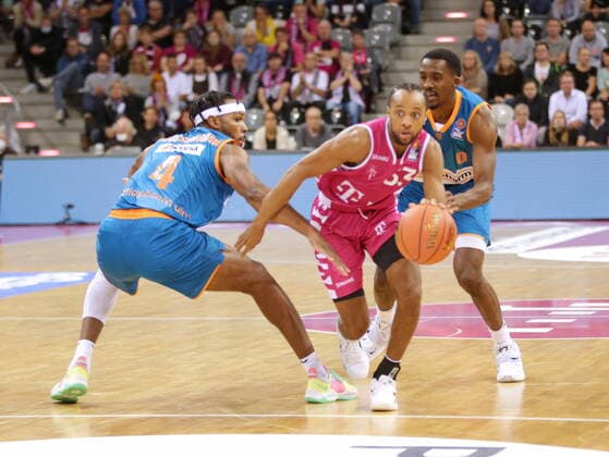 Parker Jackson-Cartwright Telekom Baskets Bonn vs. ratiopharm Ulm easyCredit BBL 1. Bundesliga , Saison 2021 2022 , Hauptrunde 2. Spieltag