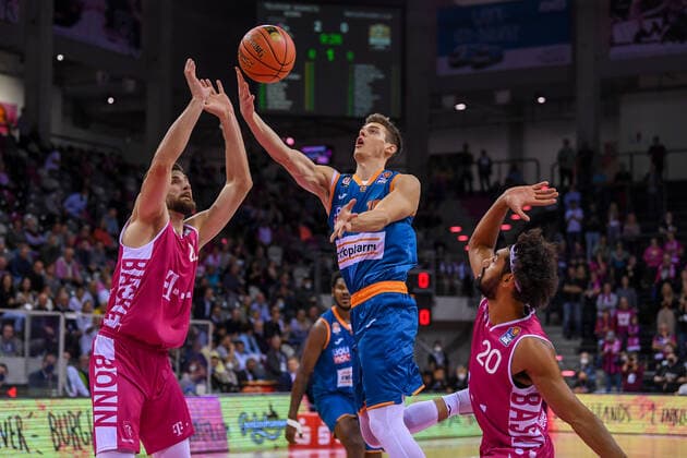 easyCredit BBL, Telekom Baskets Bonn vs. ratiopharm ulm, 29.09.2021 Christoph Philipps (ratiopharm ulm, 10), Leon Kratzer (Telekom Baskets Bonn, 21), Jeremy Morgan (Telekom Baskets Bonn, 20), easyCredit BBL, Telekom Baskets Bonn vs. ratiopharm ulm am 29.09.2021 im Telekom Dome Bonn, Bonn (Nordrhein-Westfalen) Copyright: xBEAUTIFULxSPORTS Mueller-Laschetx