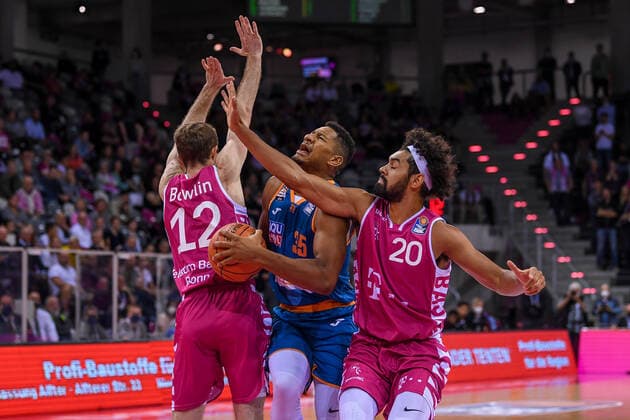 easyCredit BBL, Telekom Baskets Bonn vs. ratiopharm ulm, 29.09.2021 Karim Jallow (ratiopharm ulm, 35), Skyler Bowlin (Telekom Baskets Bonn, 12), Jeremy Morgan (Telekom Baskets Bonn, 20), easyCredit BBL, Telekom Baskets Bonn vs. ratiopharm ulm am 29.09.2021 im Telekom Dome Bonn, Bonn (Nordrhein-Westfalen) Copyright: xBEAUTIFULxSPORTS Mueller-Laschetx