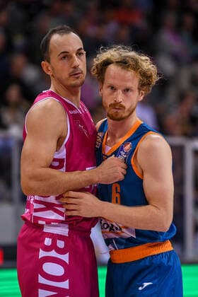 easyCredit BBL, Telekom Baskets Bonn vs. ratiopharm ulm, 29.09.2021 Karsten Tadda (Telekom Baskets Bonn, 9), Per Günther (ratiopharm ulm, 6), easyCredit BBL, Telekom Baskets Bonn vs. ratiopharm ulm am 29.09.2021 im Telekom Dome Bonn, Bonn (Nordrhein-Westfalen) Copyright: xBEAUTIFULxSPORTS Mueller-Laschetx