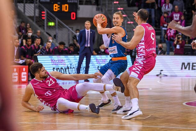 easyCredit BBL, Telekom Baskets Bonn vs. ratiopharm ulm, 29.09.2021 Thomas Kelpeisz (ratiopharm ulm, 22), Karsten Tadda (Telekom Baskets Bonn, 9), Leon Kratzer (Telekom Baskets Bonn, 21) easyCredit BBL, Telekom Baskets Bonn vs. ratiopharm ulm am 29.09.2021 im Telekom Dome Bonn, Bonn (Nordrhein-Westfalen) Copyright: xBEAUTIFULxSPORTS Mueller-Laschetx