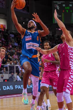 easyCredit BBL, Telekom Baskets Bonn vs. ratiopharm ulm, 29.09.2021 Jaron Blossomgame (ratiopharm ulm, 4), Saulius Kulvietis (Telekom Baskets Bonn, 10), easyCredit BBL, Telekom Baskets Bonn vs. ratiopharm ulm am 29.09.2021 im Telekom Dome Bonn, Bonn (Nordrhein-Westfalen) Copyright: xBEAUTIFULxSPORTS Mueller-Laschetx