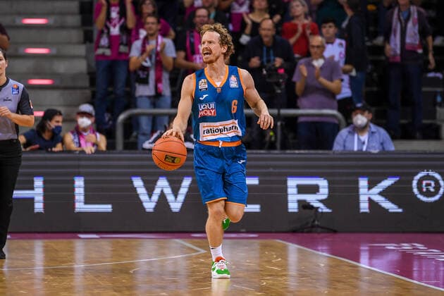 easyCredit BBL, Telekom Baskets Bonn vs. ratiopharm ulm, 29.09.2021 Per Günther (ratiopharm ulm, 6), easyCredit BBL, Telekom Baskets Bonn vs. ratiopharm ulm am 29.09.2021 im Telekom Dome Bonn, Bonn (Nordrhein-Westfalen) Copyright: xBEAUTIFULxSPORTS Mueller-Laschetx