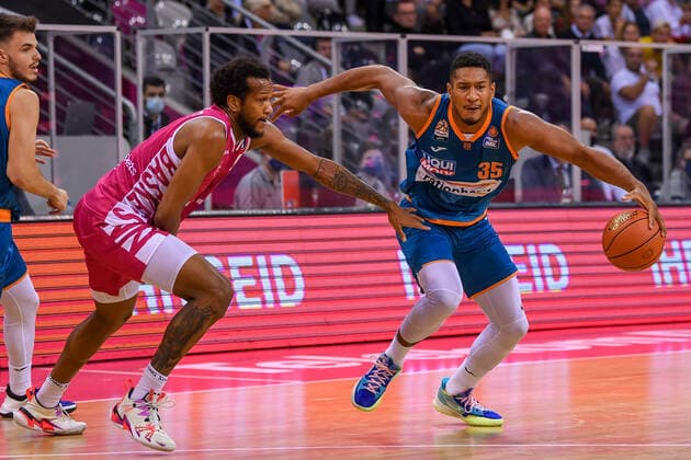 easyCredit BBL, Telekom Baskets Bonn vs. ratiopharm ulm, 29.09.2021 Karim Jallow (ratiopharm ulm, 35), Justin Gorham (Telekom Baskets Bonn, 4), easyCredit BBL, Telekom Baskets Bonn vs. ratiopharm ulm am 29.09.2021 im Telekom Dome Bonn, Bonn (Nordrhein-Westfalen) Copyright: xBEAUTIFULxSPORTS Mueller-Laschetx