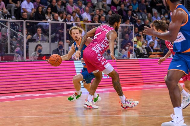 easyCredit BBL, Telekom Baskets Bonn vs. ratiopharm ulm, 29.09.2021 Per Günther (ratiopharm ulm, 6), Justin Gorham (Telekom Baskets Bonn, 4), easyCredit BBL, Telekom Baskets Bonn vs. ratiopharm ulm am 29.09.2021 im Telekom Dome Bonn, Bonn (Nordrhein-Westfalen) Copyright: xBEAUTIFULxSPORTS Mueller-Laschetx