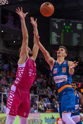 easyCredit BBL, Telekom Baskets Bonn vs. ratiopharm ulm, 29.09.2021 Christoph Philipps (ratiopharm ulm, 10), Leon Kratzer (Telekom Baskets Bonn, 21), easyCredit BBL, Telekom Baskets Bonn vs. ratiopharm ulm am 29.09.2021 im Telekom Dome Bonn, Bonn (Nordrhein-Westfalen) Copyright: xBEAUTIFULxSPORTS Mueller-Laschetx