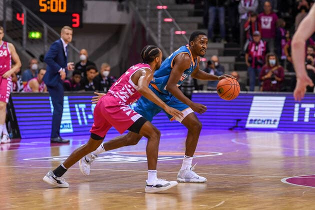 easyCredit BBL, Telekom Baskets Bonn vs. ratiopharm ulm, 29.09.2021 Semaj Christon (ratiopharm ulm, 0), Parker Jackson-Cartwright (Telekom Baskets Bonn, 33), easyCredit BBL, Telekom Baskets Bonn vs. ratiopharm ulm am 29.09.2021 im Telekom Dome Bonn, Bonn (Nordrhein-Westfalen) Copyright: xBEAUTIFULxSPORTS Mueller-Laschetx