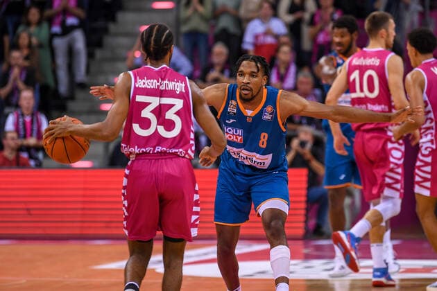 easyCredit BBL, Telekom Baskets Bonn vs. ratiopharm ulm, 29.09.2021 Parker Jackson-Cartwright (Telekom Baskets Bonn, 33), Justin Simon (ratiopharm ulm, 8), easyCredit BBL, Telekom Baskets Bonn vs. ratiopharm ulm am 29.09.2021 im Telekom Dome Bonn, Bonn (Nordrhein-Westfalen) Copyright: xBEAUTIFULxSPORTS Mueller-Laschetx