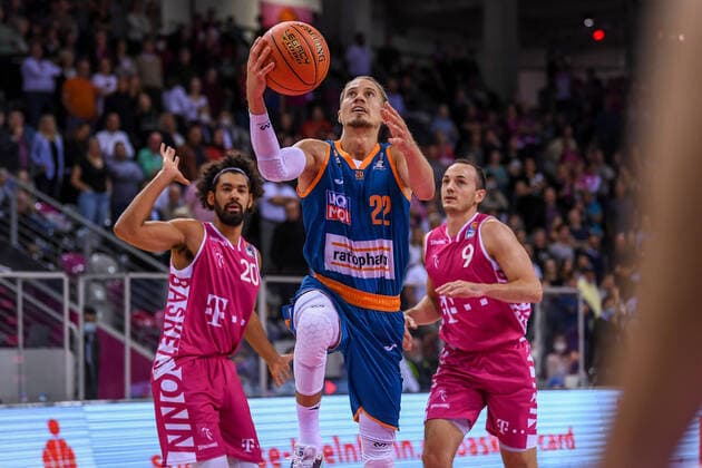 easyCredit BBL, Telekom Baskets Bonn vs. ratiopharm ulm, 29.09.2021 Thomas Kelpeisz (ratiopharm ulm, 22), easyCredit BBL, Telekom Baskets Bonn vs. ratiopharm ulm am 29.09.2021 im Telekom Dome Bonn, Bonn (Nordrhein-Westfalen) Copyright: xBEAUTIFULxSPORTS Mueller-Laschetx
