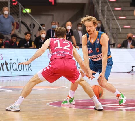Skyler Bowlin (TB Bonn 12) und Per Guenther (Ratiopharm Ulm ), Telekom Baskets Bonn vs. Ratiopharm Ulm, Basketball, 1. Easy Credit- Bundesliga, 2. Spieltag, 29.09.2021, Telekom Baskets Bonn vs. Ratiopharm Ulm, Basketball, 1. Easy Credit- Bundesliga, 2. Spieltag, 29.09.2021, Foto: EIBNER Joerg Niebergall Bonn Copyright: xJoergxNiebergall Eibner-Pressefox EP_JNL