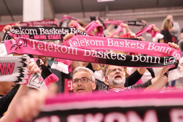 Fans mit Schals im Telekom Dome vor dem Spiel Telekom Baskets Bonn vs. ratiopharm Ulm easyCredit BBL 1. Bundesliga , Saison 2021 2022 , Hauptrunde 2. Spieltag