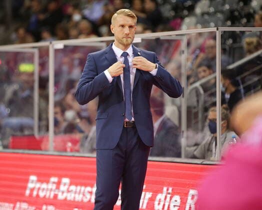 Trainer Tuomas Iisalo Telekom Baskets Bonn vs. ratiopharm Ulm easyCredit BBL 1. Bundesliga , Saison 2021 2022 , Hauptrunde 2. Spieltag