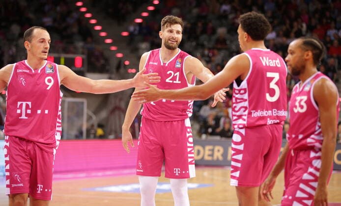 Karsten Tadda, Leon Kratzer, Tyson Ward, Parker Jackson-Cartwright Telekom Baskets Bonn vs. ratiopharm Ulm easyCredit BBL 1. Bundesliga , Saison 2021 2022 , Hauptrunde 2. Spieltag