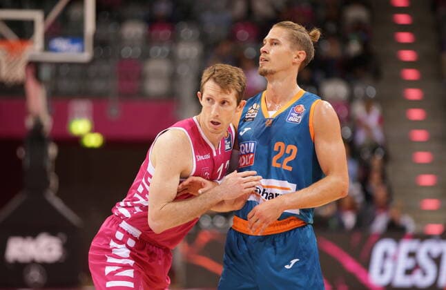 Skyler Bowlin Telekom Baskets Bonn vs. Thomas Klepeisz ratiopharm Ulm easyCredit BBL 1. Bundesliga , Saison 2021 2022 , Hauptrunde 2. Spieltag