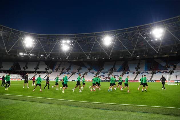 SOCCER - UEFA EL, West Ham vs Rapid LONDON,ENGLAND,29.SEP.21 - SOCCER - UEFA Europa League, group stage, West Ham United vs SK Rapid Wien, preview, training Rapid. Image shows an overview of the London Stadium with players of Rapid.  GEPAxpictures xPhilippxBrem