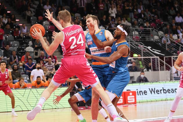 Tim Hasbargen (TB Bonn 24) und Philipp Herkenhoff (Ulm 14), Telekom Baskets Bonn vs. Ratiopharm Ulm, Basketball, 1. Easy Credit- Bundesliga, 2. Spieltag, 29.09.2021, Telekom Baskets Bonn vs. Ratiopharm Ulm, Basketball, 1. Easy Credit- Bundesliga, 2. Spieltag, 29.09.2021, Foto: EIBNER Joerg Niebergall Bonn Copyright: xJoergxNiebergall Eibner-Pressefox EP_JNL