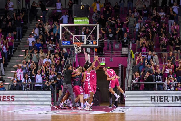 easyCredit BBL, Telekom Baskets Bonn vs. ratiopharm ulm, 29.09.2021 Schlussjubel Skyler Bowlin (Telekom Baskets Bonn, 12), easyCredit BBL, Telekom Baskets Bonn vs. ratiopharm ulm am 29.09.2021 im Telekom Dome Bonn, Bonn (Nordrhein-Westfalen) Copyright: xBEAUTIFULxSPORTS Mueller-Laschetx