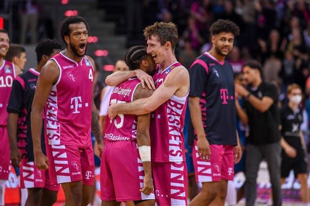Sport Themen der Woche KW39 Sport Bilder des Tages easyCredit BBL, Telekom Baskets Bonn vs. ratiopharm ulm, 29.09.2021 Schlussjubel Skyler Bowlin (Telekom Baskets Bonn, 12), easyCredit BBL, Telekom Baskets Bonn vs. ratiopharm ulm am 29.09.2021 im Telekom Dome Bonn, Bonn (Nordrhein-Westfalen) Copyright: xBEAUTIFULxSPORTS Mueller-Laschetx