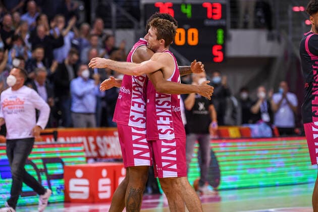 easyCredit BBL, Telekom Baskets Bonn vs. ratiopharm ulm, 29.09.2021 Schlussjubel Skyler Bowlin (Telekom Baskets Bonn, 12), easyCredit BBL, Telekom Baskets Bonn vs. ratiopharm ulm am 29.09.2021 im Telekom Dome Bonn, Bonn (Nordrhein-Westfalen) Copyright: xBEAUTIFULxSPORTS Mueller-Laschetx