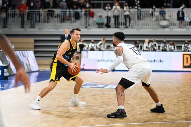Jordan Hulls (MHP Riesen Ludwigsburg) im Zweikampf mit Jordan Geist (Academics Heidelberg), GER, Academics Heidelberg vs. MHP Riesen Ludwigsburg, 29.09.2021, 2. Spieltag easycredit Basketball Bundesliga, Spielzeit 2021 2022. GER, Academics Heidelberg vs. MHP Riesen Ludwigsburg, 29.09.2021, 2. Spieltag easycredit Basketball Bundesliga, Spielzeit 2021 2022 Heidelberg Copyright: xEibner MichaelxMemmlerx EP_MMR