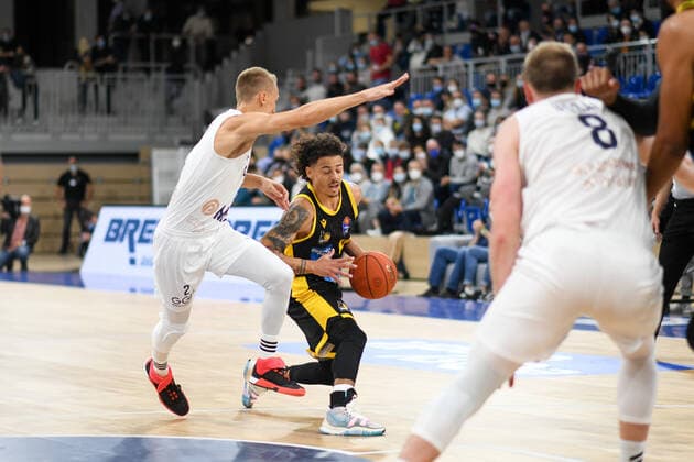Jonah Radebaugh (MHP Riesen Ludwigsburg) im Zweikampf, GER, Academics Heidelberg vs. MHP Riesen Ludwigsburg, 29.09.2021, 2. Spieltag easycredit Basketball Bundesliga, Spielzeit 2021 2022. GER, Academics Heidelberg vs. MHP Riesen Ludwigsburg, 29.09.2021, 2. Spieltag easycredit Basketball Bundesliga, Spielzeit 2021 2022 Heidelberg Copyright: xEibner MichaelxMemmlerx EP_MMR